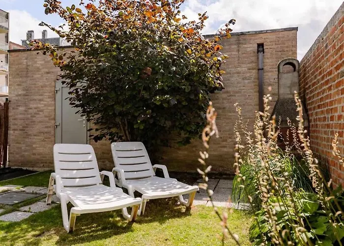 Elegant Seaside In 布兰肯贝赫